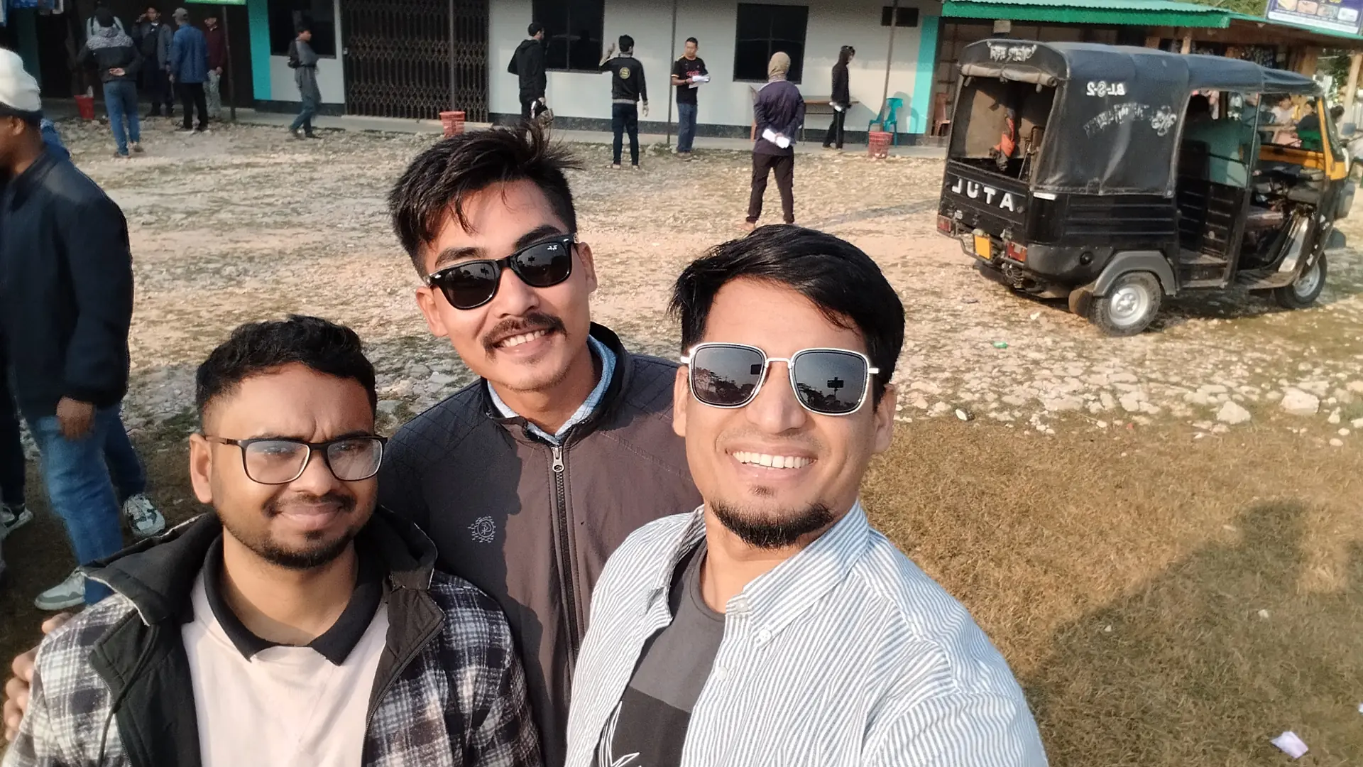 কচ্ছপতলী বাজারে সিএনজির পাশে আমরা