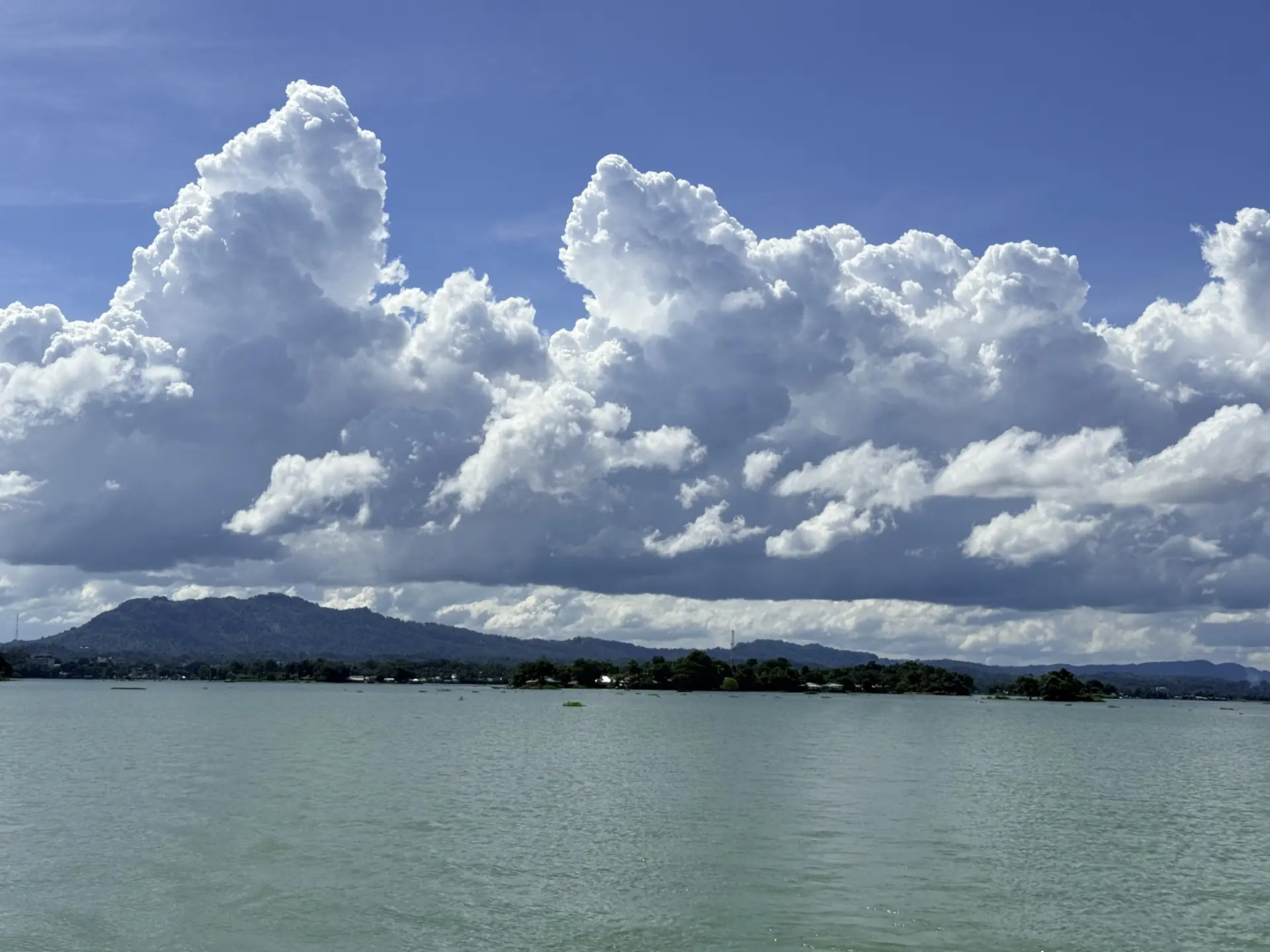 কাপ্তাই হ্রদের উপর মেঘলা আকাশ