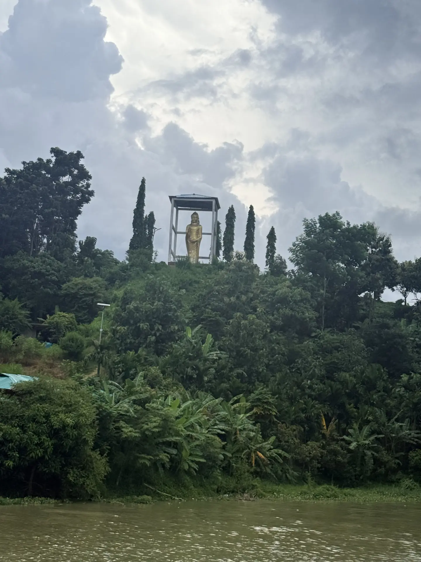 পাহাড়ের উপর সোনালি বুদ্ধ মূর্তি