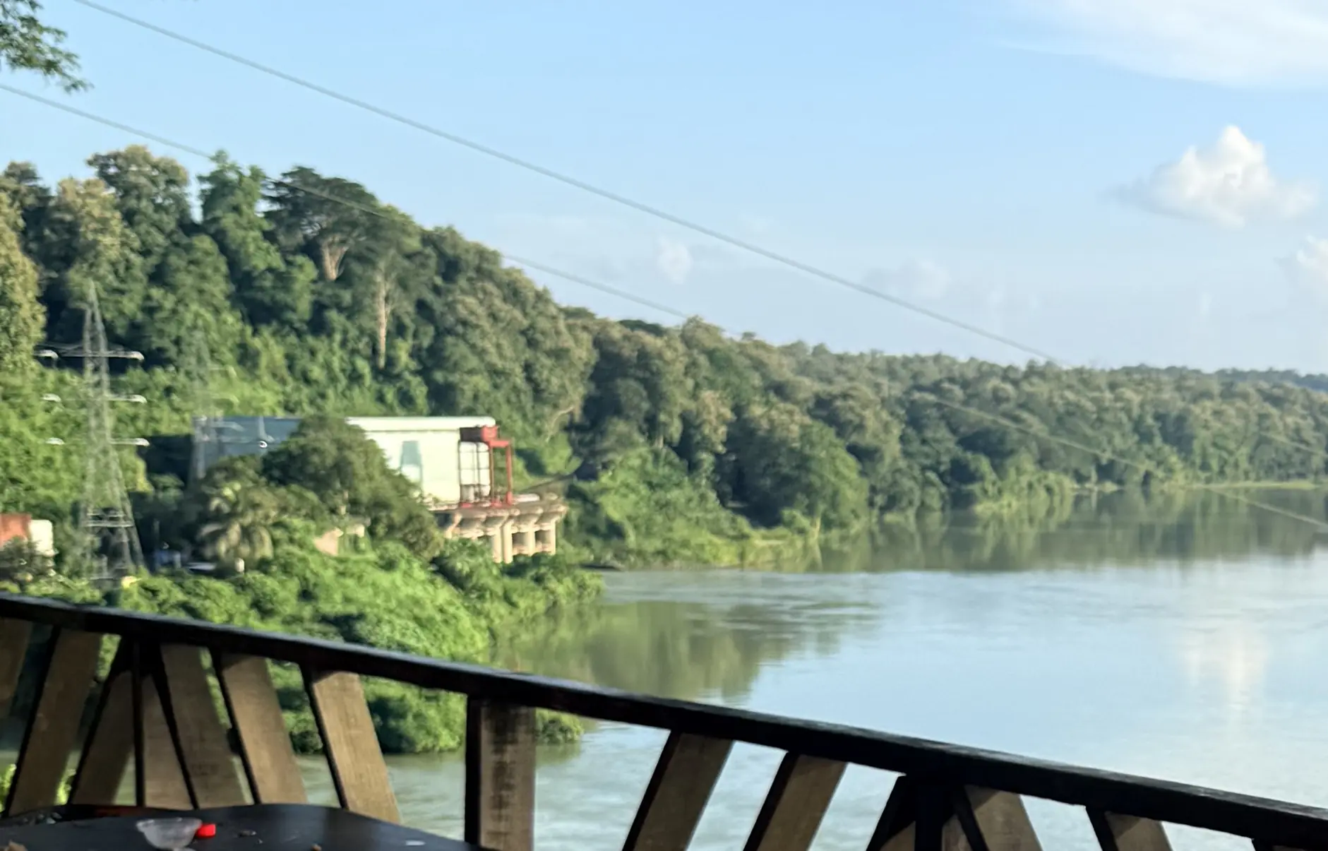 রিভার ভিউ ক্যাফের রেলিং থেকে পানি আর সবুজ পাহাড়