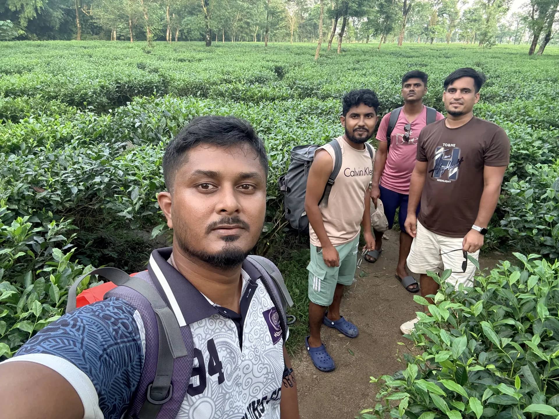 খাসিয়া পল্লীর চা বাগানে বন্ধুরা