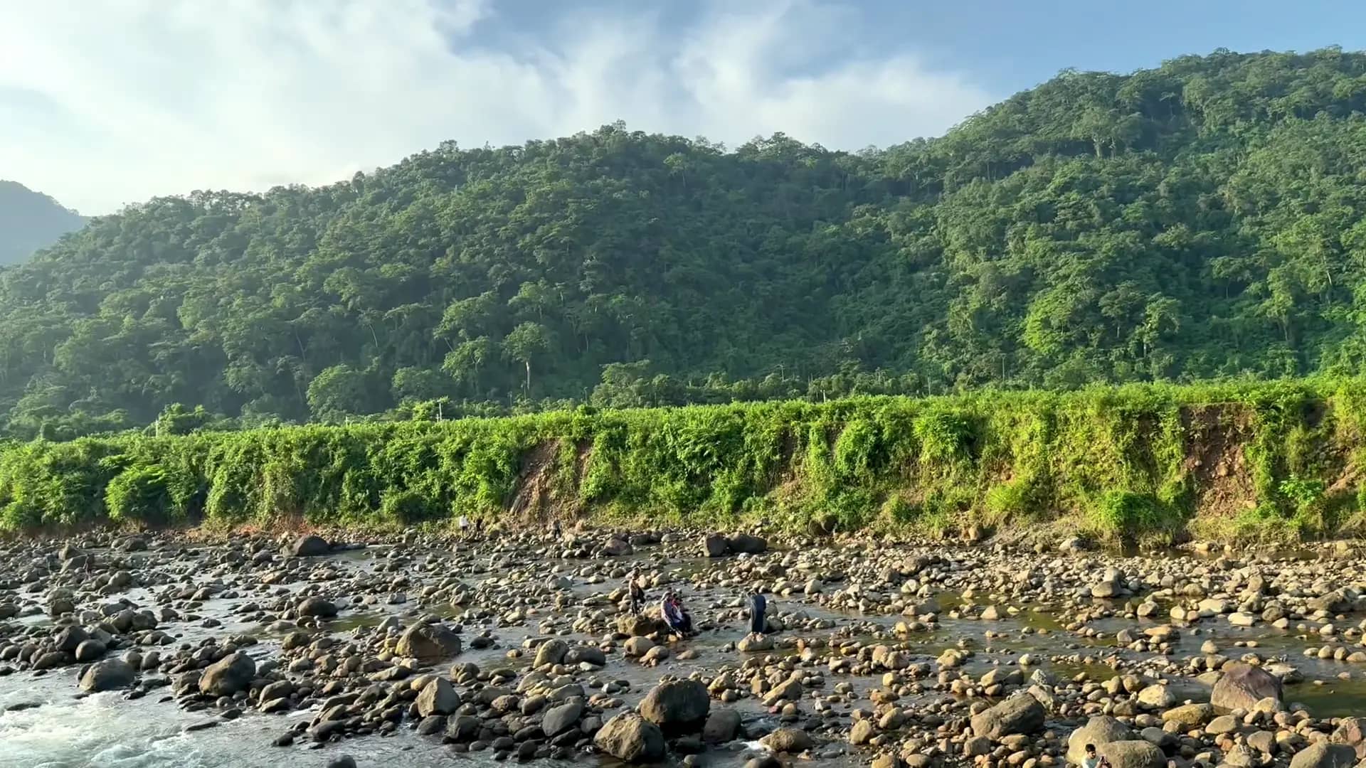 উৎমাছড়ার পাথুরে নদী ও পাহাড়