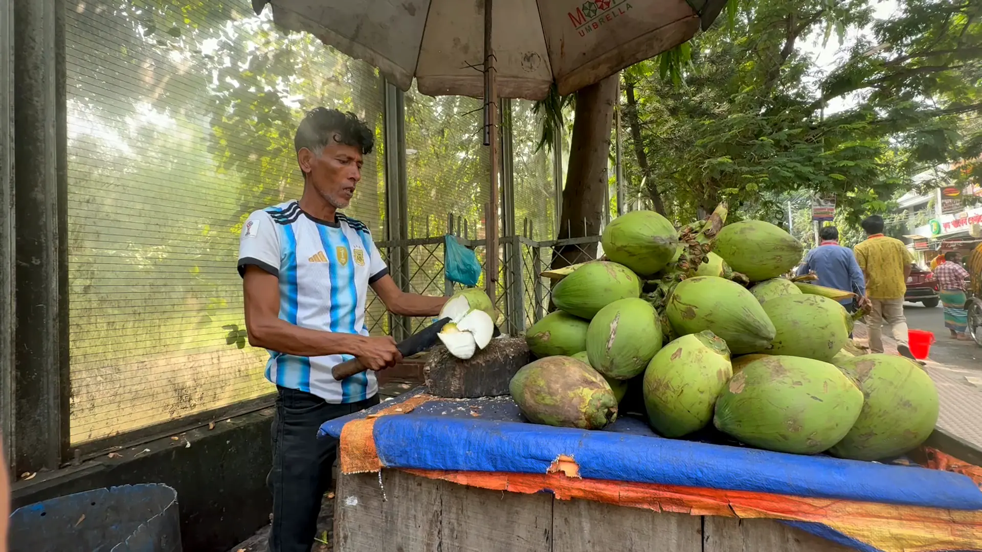 পার্কের গেটের পাশে ডাব বিক্রেতা