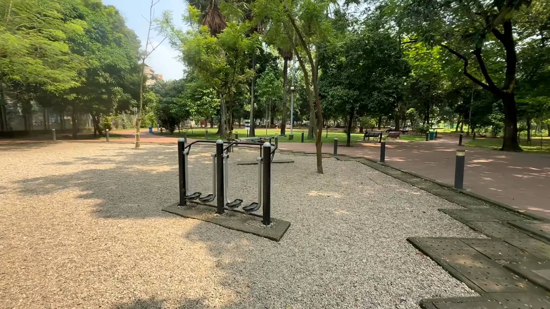 পার্কে খোলা জায়গায় ব্যায়ামের যন্ত্র
