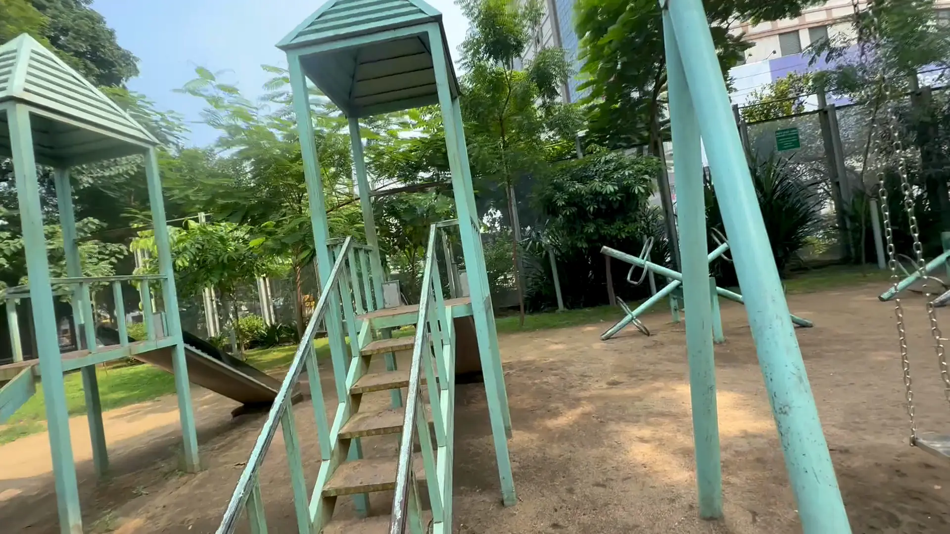 পার্কের শিশুদের খেলার জায়গায় দোলনা