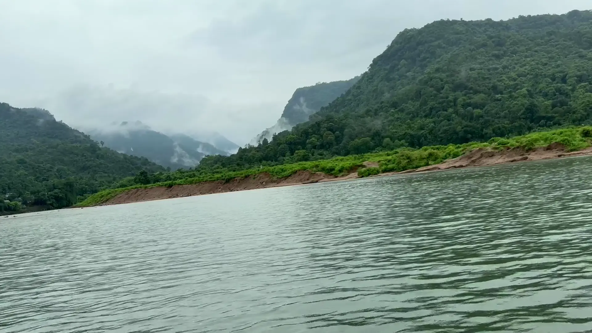মেঘে ঢাকা পাহাড়ের নিচে বিছানাকান্দির নদী