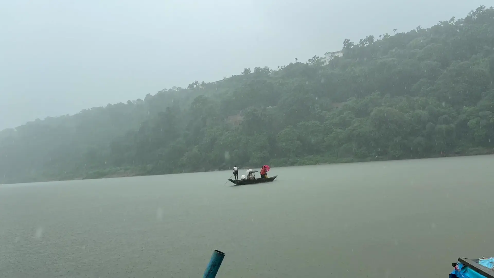 বৃষ্টিতে জাফলংয়ের নদীতে নৌকা