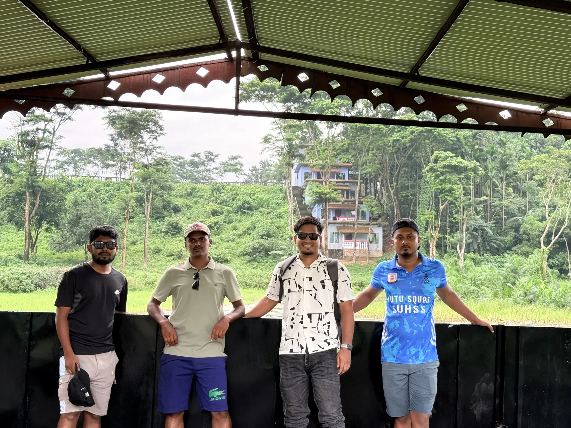 বাংলাদেশের শেষ বাড়ির ছাউনিতে বন্ধুরা