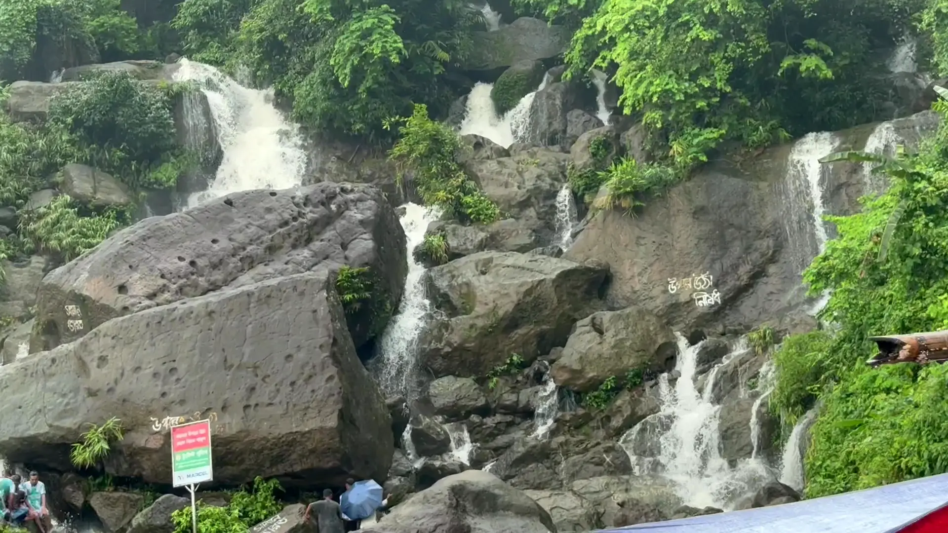 মায়াবী ঝর্ণার পাথুরে ধাপ