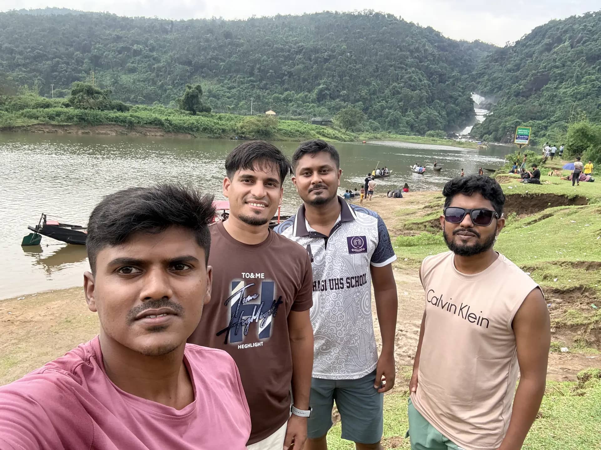 পান্থুমাই ঝর্ণার সামনে বন্ধুরা